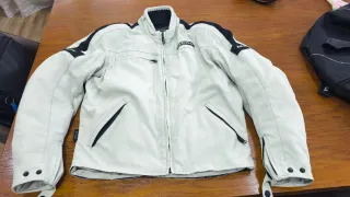 2 Chaquetas de moto y 1 pantalón.
