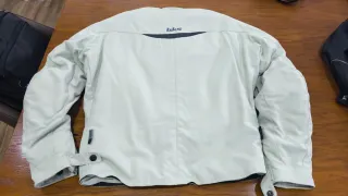 2 Chaquetas de moto y 1 pantalón.