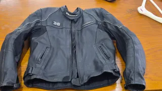 2 Chaquetas de moto y 1 pantalón.