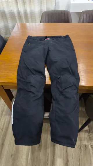 2 Chaquetas de moto y 1 pantalón.