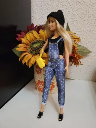 Muñeca Barbie petit con mono y bolso