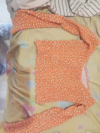 Top naranja floral manga larga
