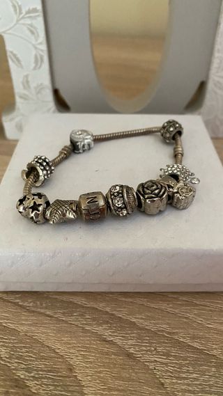 Pulsera estilo Pandora con charms plateados