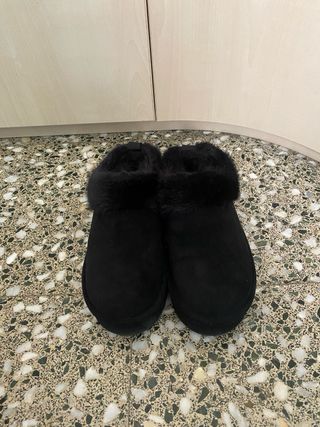 Zuecos negros con pelo