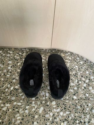 Zuecos negros con pelo