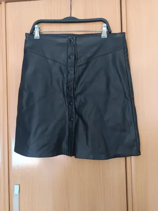 Falda cuero negra botones