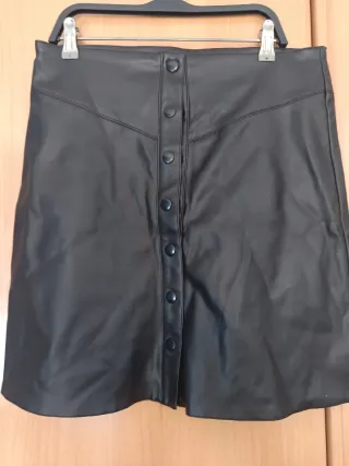 Falda cuero negra botones