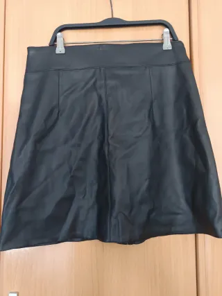 Falda cuero negra botones