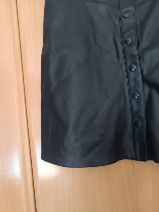 Falda cuero negra botones