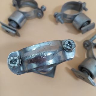 4 Abrazaderas Metálicas para Tuberías 33-40