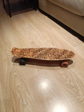 Monopatín con estampado de leopardo