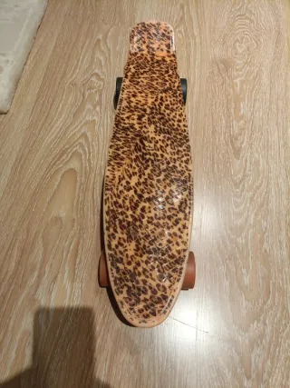 Monopatín con estampado de leopardo