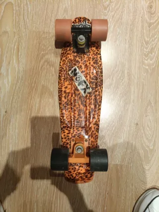 Monopatín con estampado de leopardo