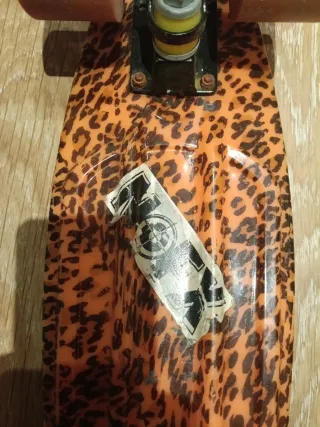 Monopatín con estampado de leopardo