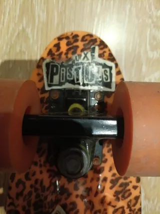 Monopatín con estampado de leopardo