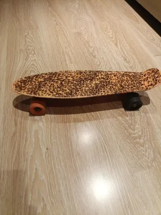 Monopatín con estampado de leopardo