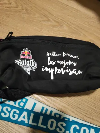 Riñonera Red Bull Batalla de Gallos Negra