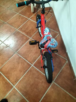 Bicicleta infantil roja con ruedas desmontables