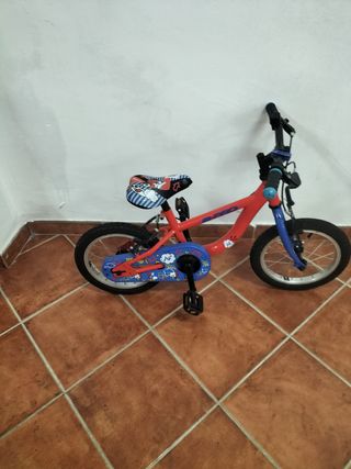 Bicicleta infantil roja con ruedas desmontables