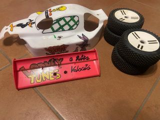 Carrozzeria Mugen MBX4 con alettone e gomme