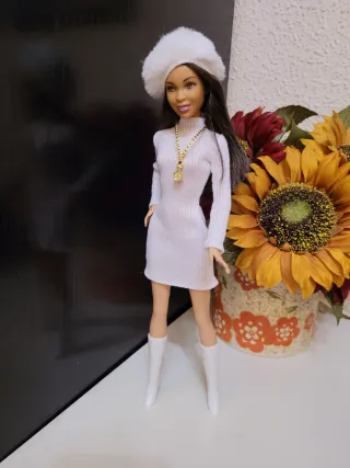Muñeca Barbie con vestido blanco y botas