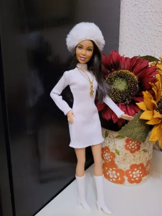 Muñeca Barbie con vestido blanco y botas