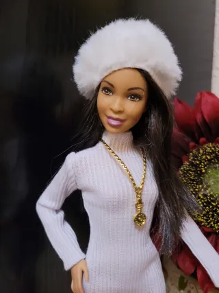 Muñeca Barbie con vestido blanco y botas