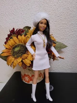 Muñeca Barbie con vestido blanco y botas