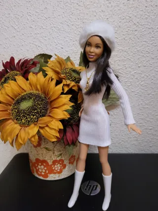Muñeca Barbie con vestido blanco y botas