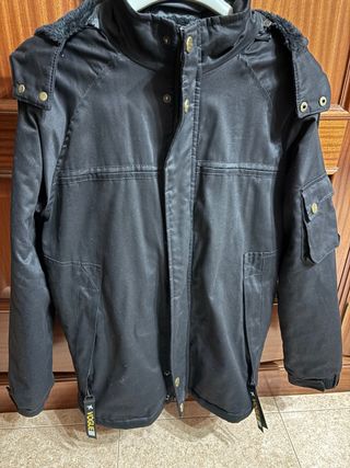 Anorak caballero negro con pelo y capucha.