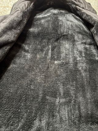 Anorak caballero negro con pelo y capucha.