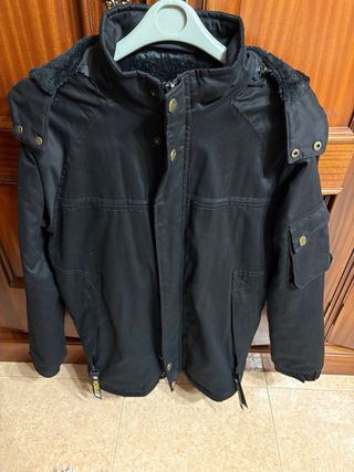 Anorak caballero negro con pelo y capucha.
