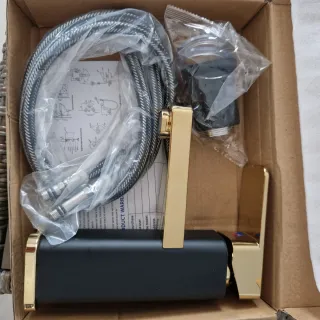 Grifo de lavabo negro y dorado