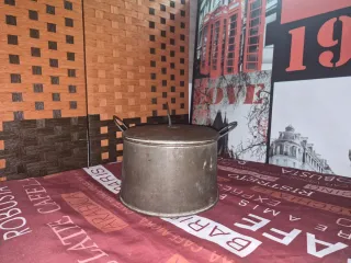 Rustidera antigua de metal