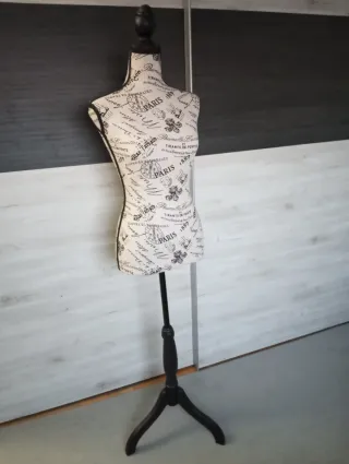 Maniquí de costura con base