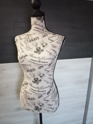 Maniquí de costura con base
