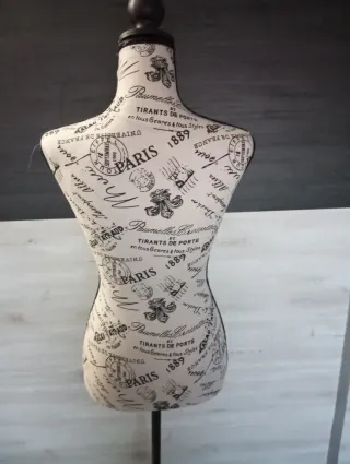 Maniquí de costura con base