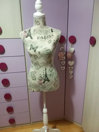 Maniquí de costura con base