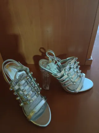 Zapatos de tacón plateados con pedrería