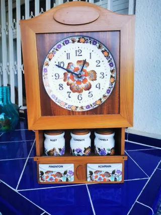 Reloj de pared con especieros