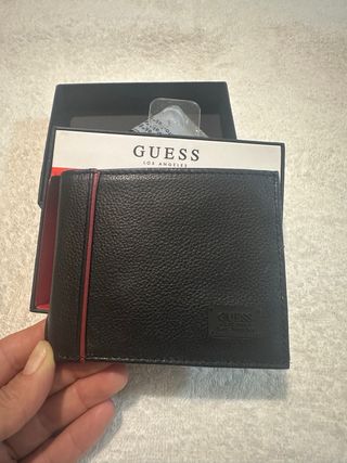 Cartera Guess Negra con Detalles Rojos