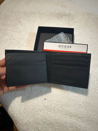 Cartera Guess Negra con Detalles Rojos