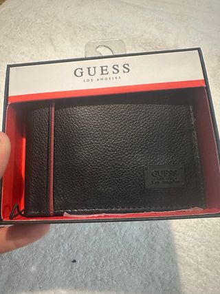 Cartera Guess Negra con Detalles Rojos