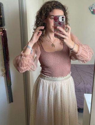 Blusa rosa con brillos y mangas abullonadas de tul