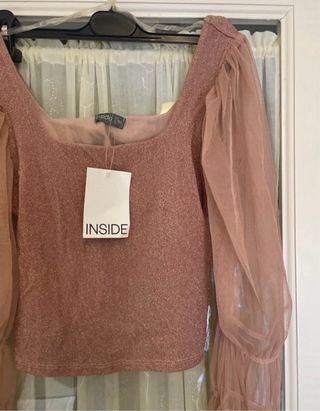 Blusa rosa con brillos y mangas abullonadas de tul