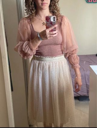 Blusa rosa con brillos y mangas abullonadas de tul