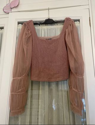 Blusa rosa con brillos y mangas abullonadas de tul