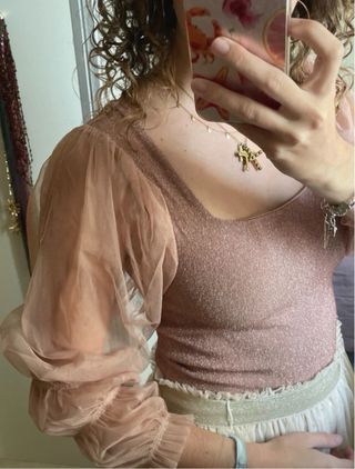 Blusa rosa con brillos y mangas abullonadas de tul