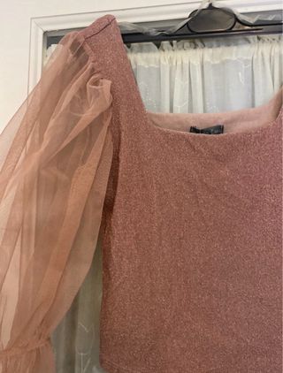 Blusa rosa con brillos y mangas abullonadas de tul