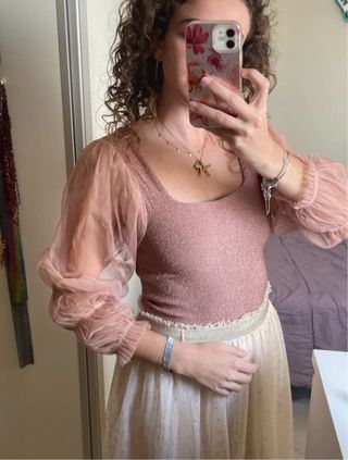 Blusa rosa con brillos y mangas abullonadas de tul